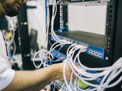 A SmartSystem IT projeta, instala e administra desde redes de computadores ponto a ponto à rede de dados com servidores dedicados. Configura roteadores wi-fi, cabeamentos e outras soluções que melhoram a performance da sua rede.
