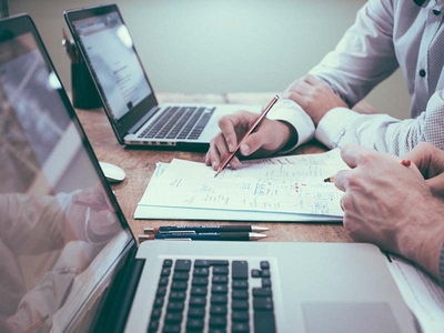 Consultoria em Informática Oferecemos as melhores soluções de informática aos nossos clientes para Hardware (manutenção de computadores e peças) quanto na parte de Software - controle de internet, backup em nuvem e segurança de informação.